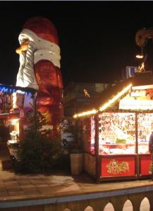 Wandsbeker Winterzauber - Der Wegweiser: Weihnachtsmann mit Laden im unteren Bereich