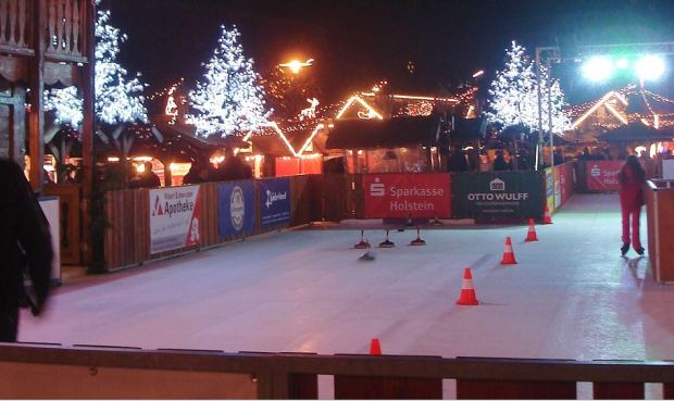 Wandsbeker Winterzauber - Ein Blick auf die Like-Ice-Schlittschuhbahn mit dem abgeteilten Bereich fürs Curling. Links schließt sich die Panorama-Terrasse an.